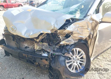 2016 Toyota Sienna Xle/Limited z USA, uszkodzony, nr VIN 5TDYK3DC2GS754351